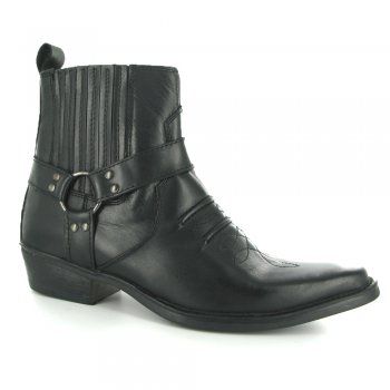 These black cowboy boots by Maverick are made from a soft calf 