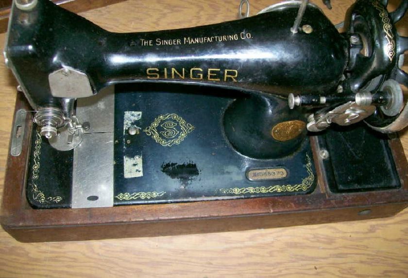 Antique Portable Electric Singer Sewing Machine With Wooden Case 